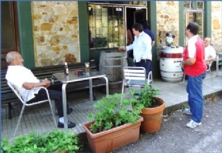 Esperando por la partida, en la terraza de Casa del Ro, el 21 de septiembre de 2014, con su hijo Jos ngel (pantaln azul), Marta y Javier (de La Llantada). / Foto: EL ECO, Archivo