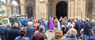 Entrada del fretro en la iglesia, en presencia de la mujer y el hijo del fallecido y de numerosos vecinos. | Foto: T. Cascudo en La Nueva Espaa