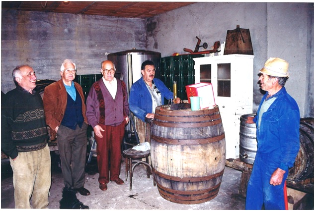 A la derecha, con mono de faena, en su lagar, junto a Alfredo (apodado el gitanu), su hermano scar, Manolo (padre de Ana Martnez) y Quique (de El Retiro), en una imagen de primeros de los noventa. / Gentileza de la Familia