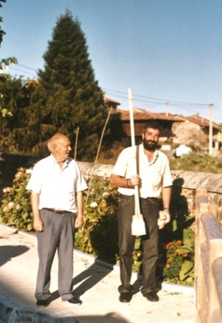 Dalmacio Riego con Jos Fermn Rouco Palacio el 15 de septiembre de 2008, trasladando ste los cohetes para la fiesta de celebracin, tras conocerse ese da que Torazo haba sido galardonado como Pueblo Ejemplar de Asturias. | EL ECO Archivo