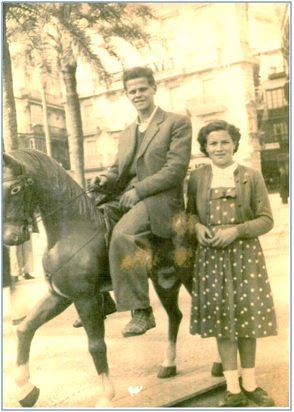 Con su hermano Roberto, en Cdiz, antes de partir para Cuba./ Archivo de Laureano Corrales Prez