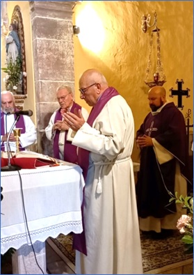 De izquierda a derecha, Jos Ramn Garca, Carlos Capelln, Jos Manuel Pidal y Gaspar Muiz (oficiante principal), durante el funeral. | Foto gentileza de Gabino Cienfuegos