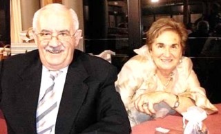 Con su hermana, Mari Cruz, en una celebracin.