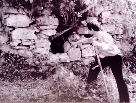 De joven, investigando en un antiguo horno de Vega de Poja.