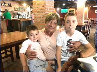 Mari Cruz con dos de sus nietos