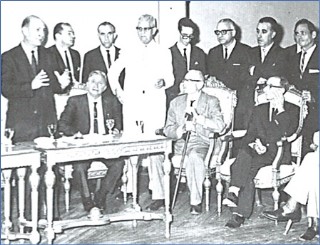 Benjamn Muiz, segundo por la izquierda, de pie, en el acto de los 50 aos de la Casa de Espaa en Santo Domingo, en 1967.