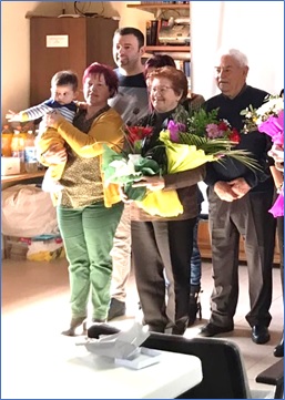 Recibiendo un ramos de flores y un broche en un homenaje que le hicieron