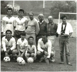 Junto a Cueli, Luisma, Isaac Mndez (entrenador), Jos Antonio Corripio, William Lloris; y agachados, Arsenio y Faln, en 1989