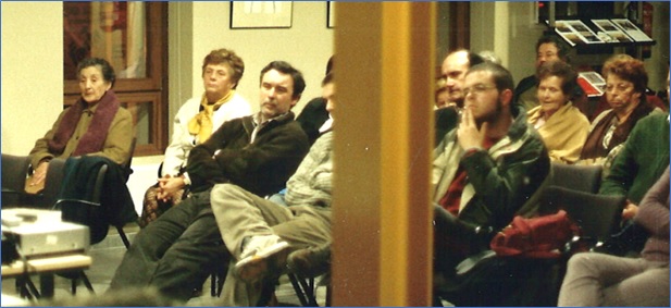 Primera por la izquierda, en una conferencia en la Casa de Cultura de Santa Eulalia, a principios de 2006. | EL ECO, Archivo (sta); y facilitadas por su hijo.