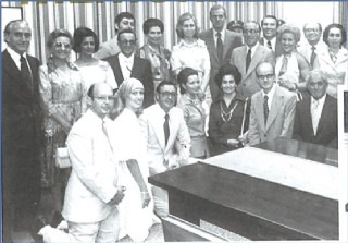 Anuncita y Benjamn (primera y segundo por la derecha, de pie), con los Reyes de Espaa, Juan Carlos y Sofa, en 1976. | Libro Centenario de la Casa de Espaa.
