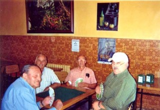 De izquierda a derecha, Adolfo Surez Corrales (de Casa del Ro), Benjamn Alonso Naredo (de La Obra), Jos Manuel Rodrguez Santos (Pepe el de Bospoln) y Jos Manuel Madrera Monestina (Mem, de Villanueva), en el bar de La Llana, en agosto de 2009. / Fo
