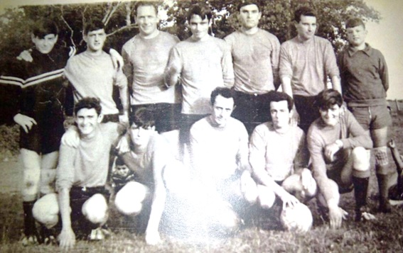 De pie, de izquierda a derecha: Julio (de El Casar), Milito (de Cams), Paco y Vicente (de Fresnu), Nardito (de Arboleya), Pepn (de El Llanu) y Amaro (de Fresnu, ahora en El Llano). Agachados: Carlos, Too (de Cams), Jos Miguel (de Naveda), Tito (de E