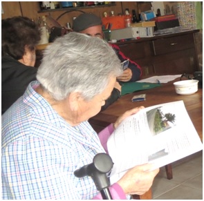 En esta foto Covadonga, leyendo EL ECO, que peda, en el verano de 2019