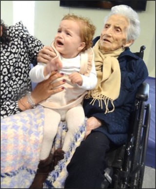Imagen de Celestina Llavona con su biznieta