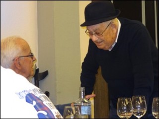 Hablando con el vecino de Arriondo, Ernesto Vallina, en diciembre de 2023.
