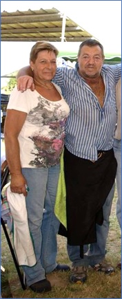 Con su esposo, Minu, en un descanso de preparacin de una parrillada.