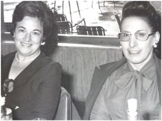Con Margarita Velasco  Llaniella (esposa de su hermano Eduardo), tras su retorno de Australia. / Archivo de Laureano Corrales