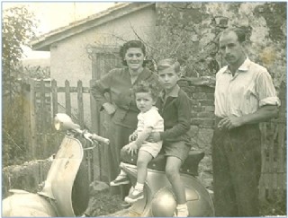 Con su esposa, Divina, y sus dos hijos (Jos Enrique y Julio Csar), hacia 1959