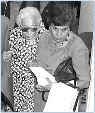 Imagen de Ana Maria Llavona acompaando a M Josefa Canellada