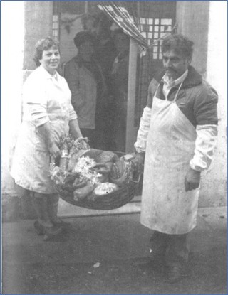 Para el fin de ao de 1985, Carnicera Llavona rif entre sus clientes y amigos esta esplndida cesta de Navidad, que muestran Petri y Fernndo