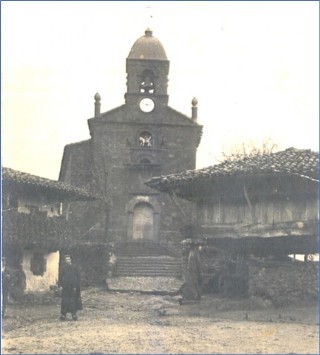 El Torazo previo a la poca de Cova. Iglesia, prroco y horru. El reloj es de septiembre de 1915. | Del nmero especial de La Revista de Torazo, editado en 2016 por la Asociacin Cultural Incs.