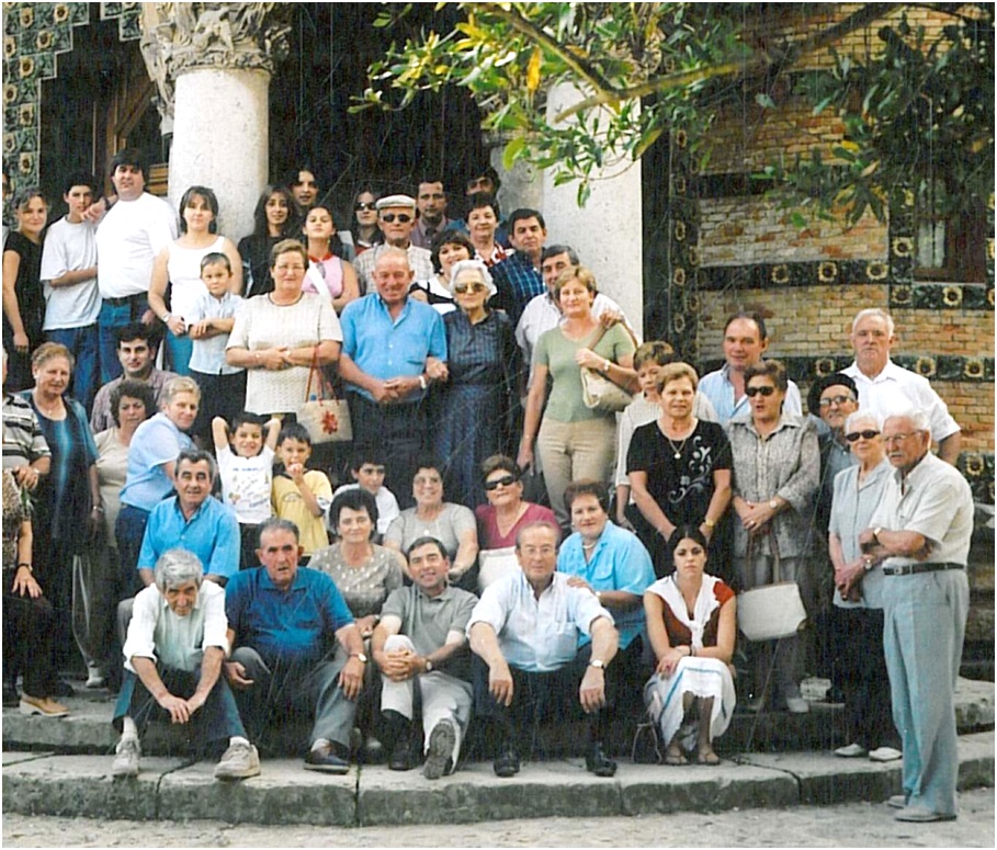 Segundo por la izquierda, sentado, en la fila de abajo, durante una excursin a Comillas, en la dcada de los noventa./ Foto: Archivo ECO