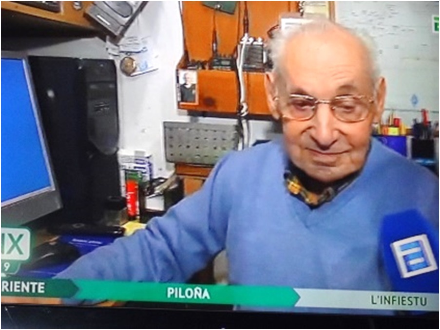 En la estacin de radio-enlace que mont en su vivienda, difundida hace tres aos en el programa Conexin Asturias, de TPA. / Foto: EL ECO, Archivo