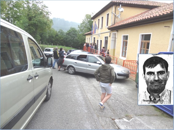 Con su ltimo vehculo de 9 plazas (primero por la izquierda), en el servicio escolar a Santa Eulalia, a las 8:57 del pasado 10 de septiembre. Y su imagen en 2001, cuando lleg a nuestro Concejo./ EL ECO