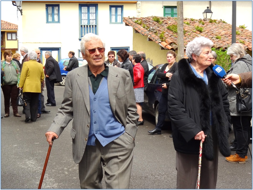 Con Esther (su mujer, entrevistada para la TPA), el jueves, 21 de abril de 2016, al trmino del acto en el que Torazo qued declarado De los Pueblos Ms Bonitos de Espaa. En la pgina siguiente, en el Ayuntamiento, en septiembre de 2017 / Fotos: EL ECO,