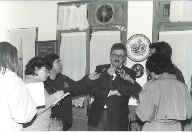 Su rueda de Prensa en el comedor de `El Furacu`, ante el escudo de los Monestina.