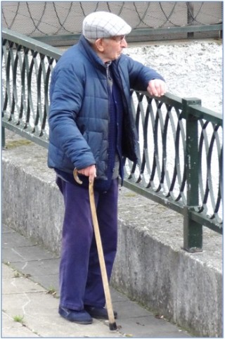 Fotografia de Pepe en la Plaza del Emigrante mirando hacia su querida Mases