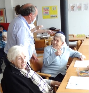 Jos Luis Miyar hablando con Argentina Corripio el 16 de abril de 2023 en la Residencia de Mayores, de Santa Eulalia. Delante, Esther Prieto Canellada, de Peella.| EL ECO, Archivo.	