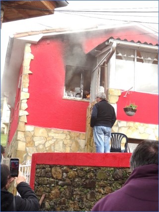 En primera lnea, ayudando, en el incendio de Casa Asuncin el 11 de noviembre de 2019. Actuar desde afuera impide echar sobre la base de la llama la capa de polvo que continen los extintores nos explic./ EL ECO