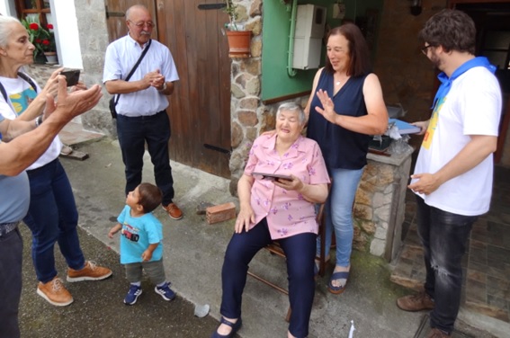 Entre aplausos, emocionada con la placa -que mira-, el 30 de julio de 2023. Detr�s de ella, su hija, Manolita; a la derecha, Rodrigo Fern�ndez Joglar; y a la izquierda, Eduardo Fern�ndez Montes y Charo Joglar Blanco.