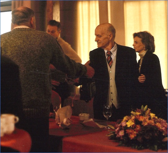 Sergio Prida (de Madi�u) extiende la mano a Jos� Olivares. A la derecha, Marisa acaricia con la suya el brazo del doctor, el 18 de febrero de 2006, en Torazo.