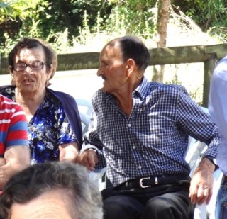 Con su marido, Enrique Palacio, en la fiesta de San Roque, de Arriondo, en el verano de 2017. | Foto: EL ECO, Archivo