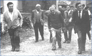 Oscar, primero por la izquierda, retornando de un acto en la escuela, en  mayo de 1987, con Arturo Gonzlez Teresa y Joaqun Lloris  en la primera fila. | Archivo