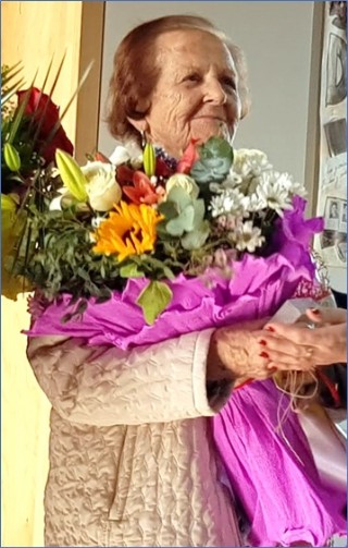 Con el ramo de flores que le entregaron en la escuela de Cam�s el 8 de marzo de 2020. | Archivo EL ECO