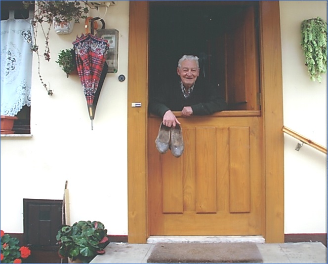 Vicente Corrales en la puerta de su viviienda