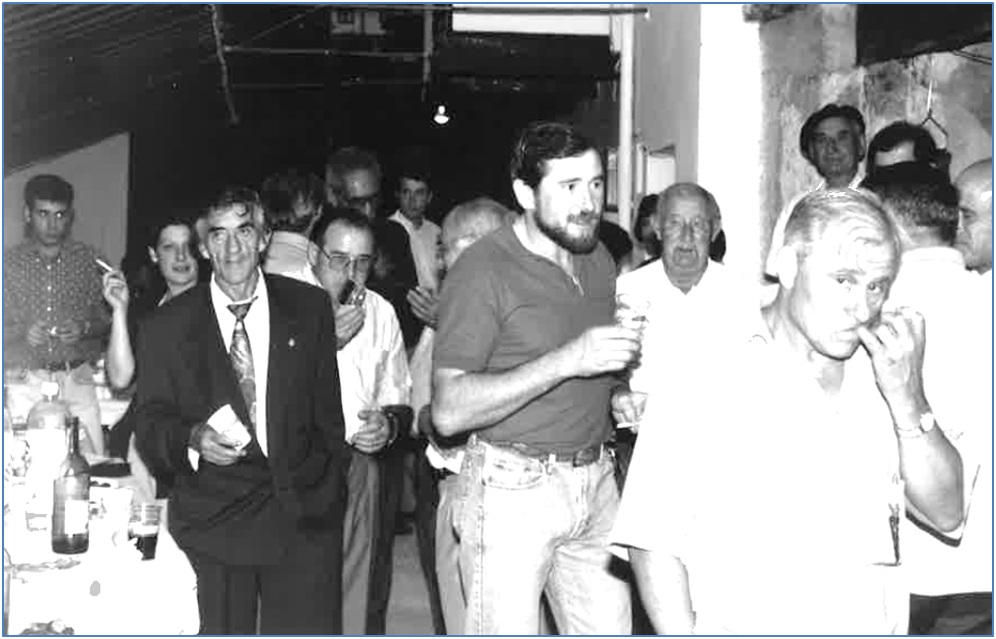 Graciano Cueli, a la derecha (con boina), en una fiesta vecinal celebrada en Niao en los aos 80, siendo Alcalde Joaqun Lloris. / Foto: EL ECO, Archivo