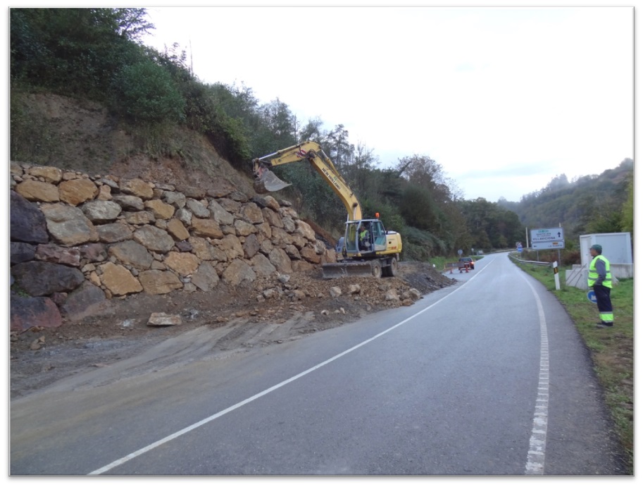 Obras en la carretera As-255 a la altura del cruce de la Puerta