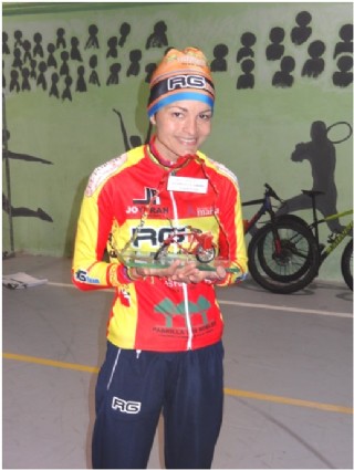 En la foto, con su trofeo  -que le gust mucho-  ganado en Santa Eulalia, en imagen captada en el Polideportivo tras bajarse del podio./ EL ECO