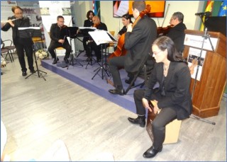 Los ocho msicos de la Orquesta. A la caja flamenca, Carmen Vera, quien tambin hizo de presentadora.