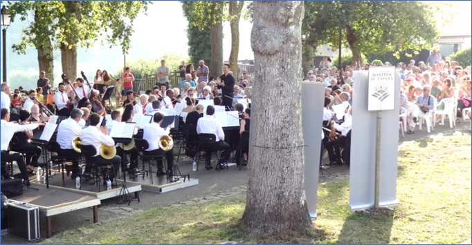 Aplausos del director a su Orquesta