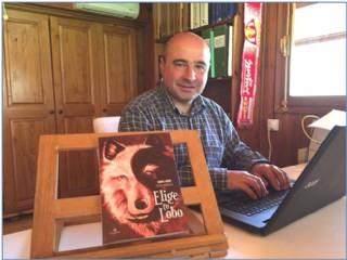 Imagen de Rubn Pulido con su libro
