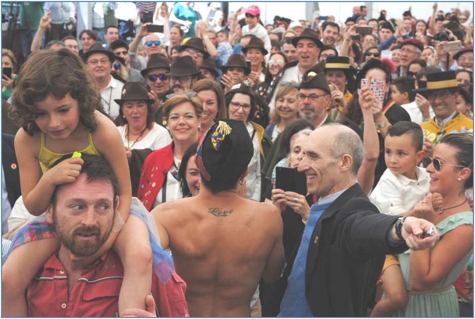 Rodrigo Cuevas entre el publico