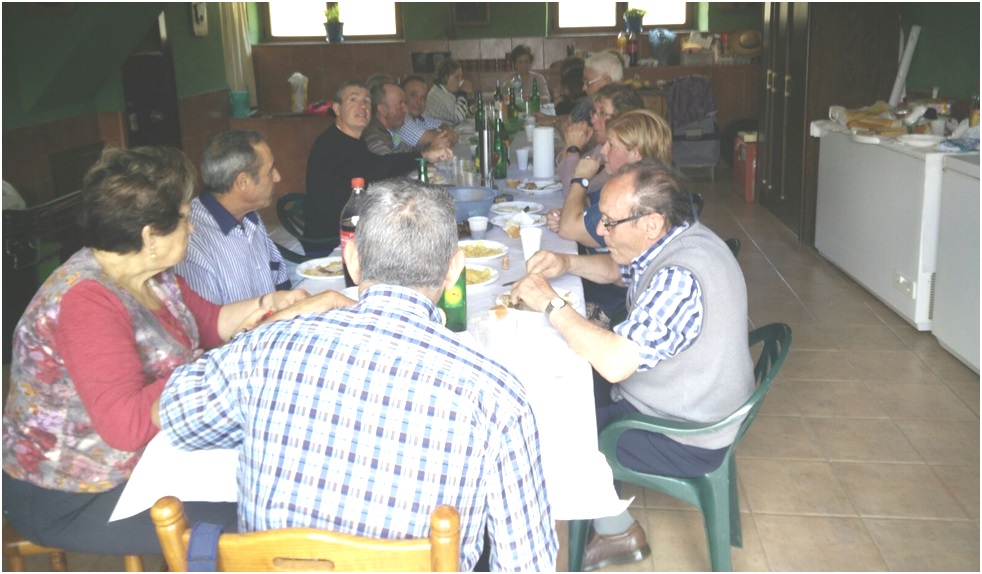 Vecinos degustando la paellada en Cams