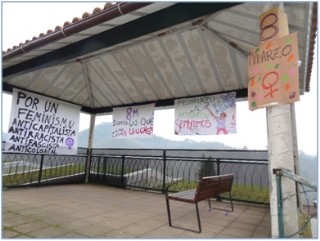 Parcartas del 8M, puestas en el kiosko de la Plaza del Emigrante