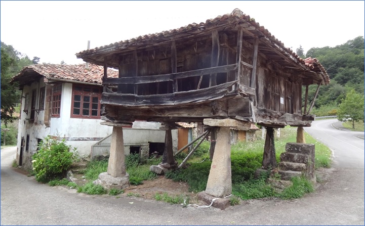 La casona, a la izquierda, con su llamativo cortafuegos.