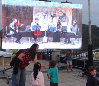 La pantalla de emisiones, en la Plaza. Aqu, durante el concierto de msica de  cmara final a cargo de El Arca de Mozart.
